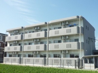 アンジュール川方の外観