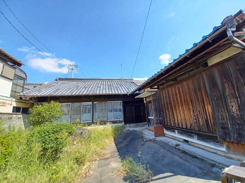 河芸町一色貸家の外観