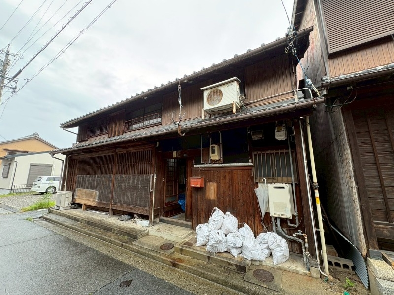 風の抜ける古民家の外観