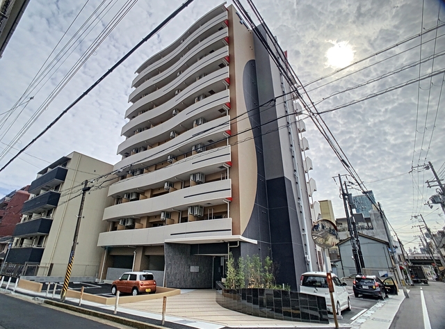 セレニテ三宮プリエの外観