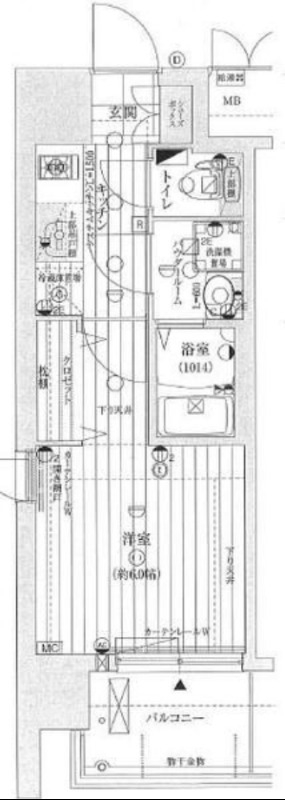 クローゼットが内側に開閉するのでベッドを置いても邪魔しません