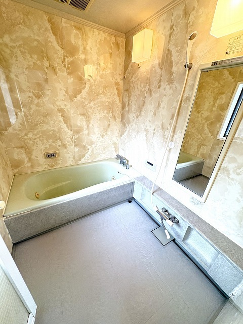 おしゃれなバスルーム☆窓付きで換気しやすいですね! おしゃれなバスルーム☆窓付きで換気しやすいですね!