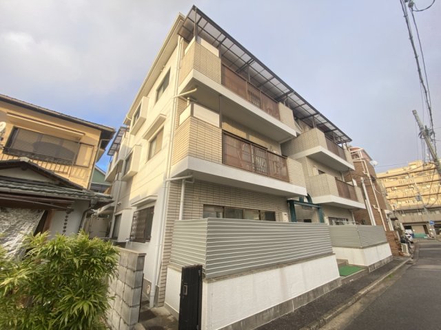 江上イエム