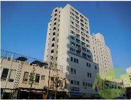 駅、商店街前に堂々と建つ分譲タイプのマンションです。 駅、商店街前に堂々と建つ分譲タイプのマンションです。