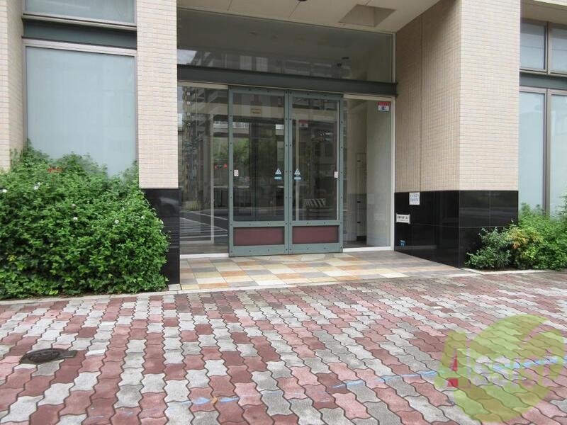 入り口は道路に面した側と裏側と2カ所あります。 入り口は道路に面した側と裏側と2カ所あります。