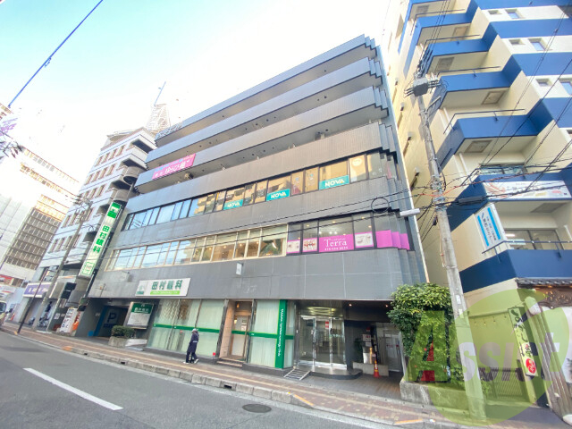 大手ビルの外観