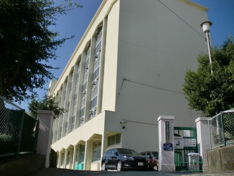 神戸市立布引中学校 2385m 神戸市立布引中学校 2385m