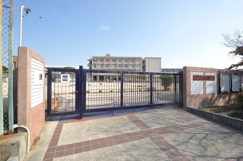 神戸市立長坂小学校 1230m 神戸市立長坂小学校 1230m