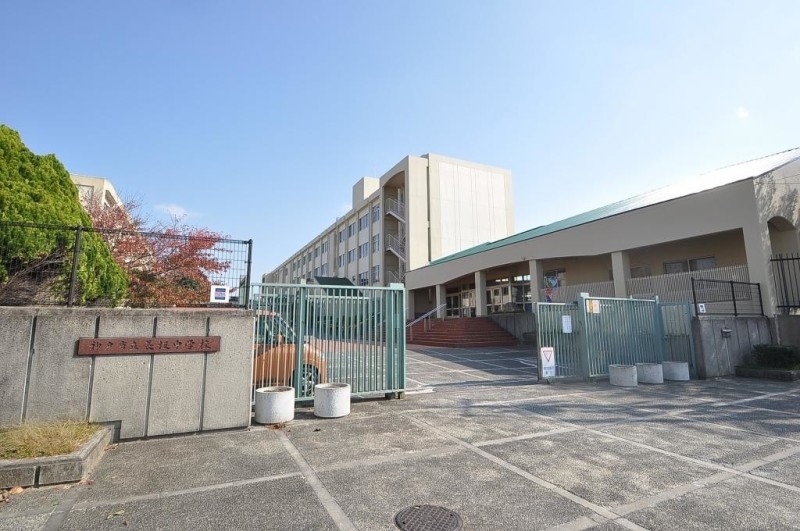 神戸市立長坂中学校 1376m 神戸市立長坂中学校 1376m