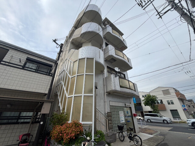 ホワイトビルの外観