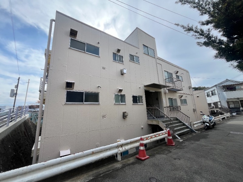 観音山ハイツ東棟の外観