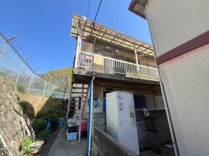 青い空と見晴らしの丘の外観