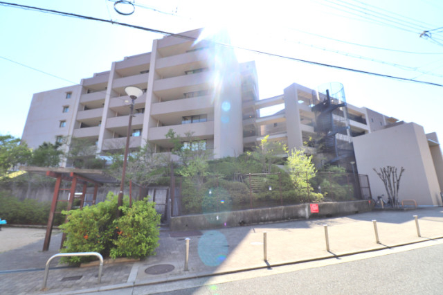 白鷹苦楽園マンションの外観