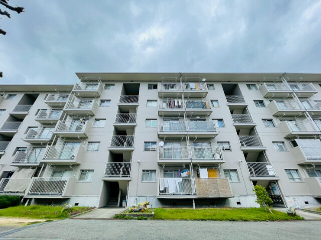 王塚台厚生年金住宅A棟の外観