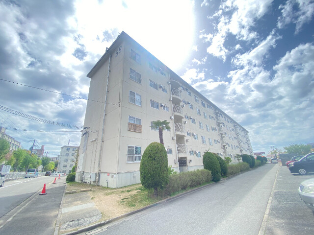神陵台東住宅57号棟の外観