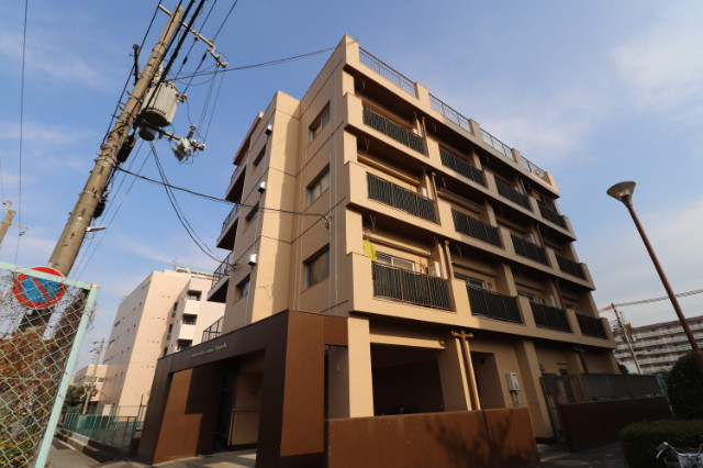 ルプリーズ西宮北口の外観