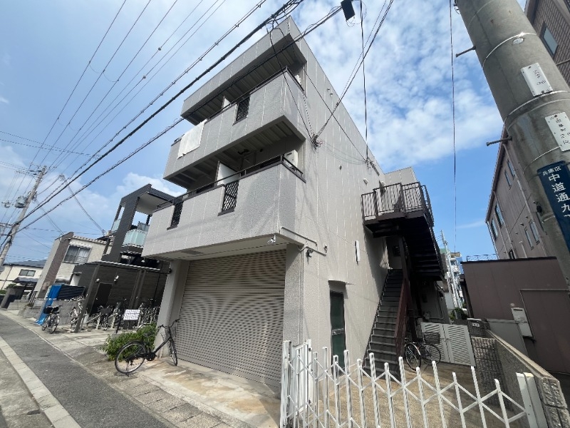 柳本マンションの外観