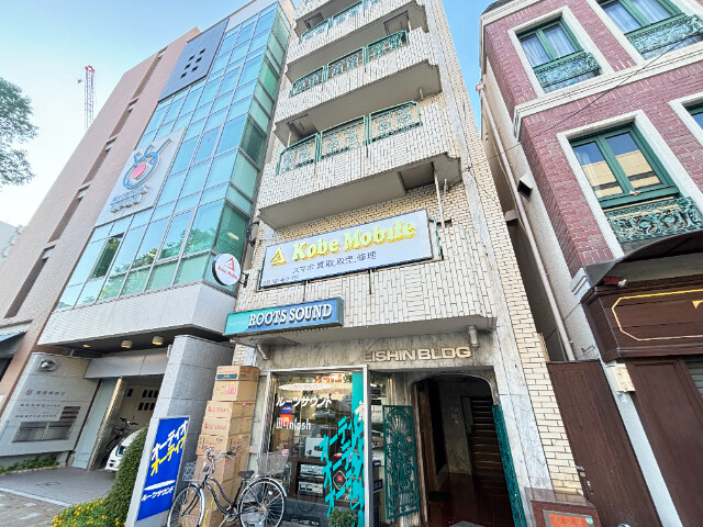 栄信ビルの外観