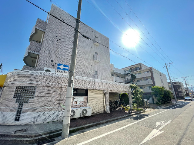 ロイヤルハイム里中の外観