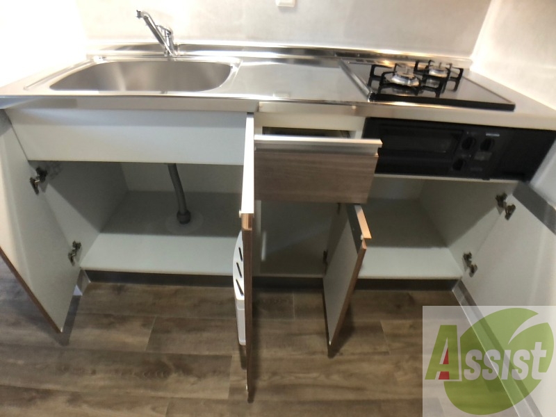 キッチン下の棚を開けてみました!食品ストック等をしまえます。 キッチン下の棚を開けてみました!食品ストック等をしまえます。