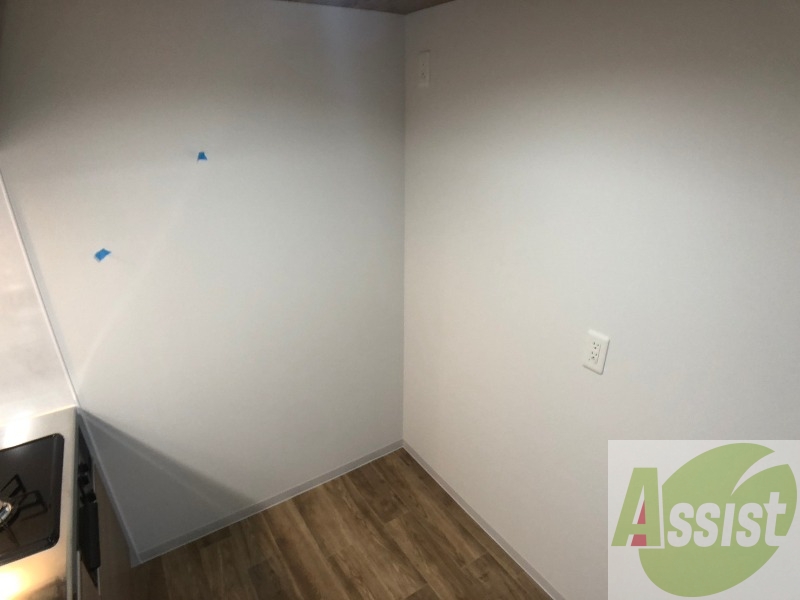 キッチン後ろには冷蔵庫を置けるスペースがありますね。 キッチン後ろには冷蔵庫を置けるスペースがありますね。