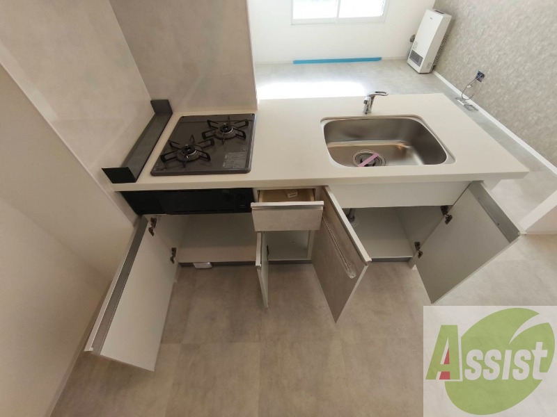 キッチン下の棚を開けてみました!食品ストック等をしまえます。 キッチン下の棚を開けてみました!食品ストック等をしまえます。