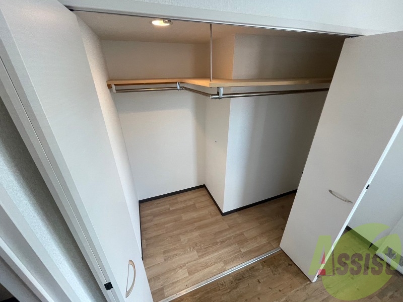 クローゼットは奥行きもあり、荷物が多い方でも安心です。 クローゼットは奥行きもあり、荷物が多い方でも安心です。