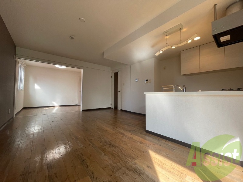 木目のフローリングは落ち着きのある印象のお部屋になりますね。 木目のフローリングは落ち着きのある印象のお部屋になりますね。