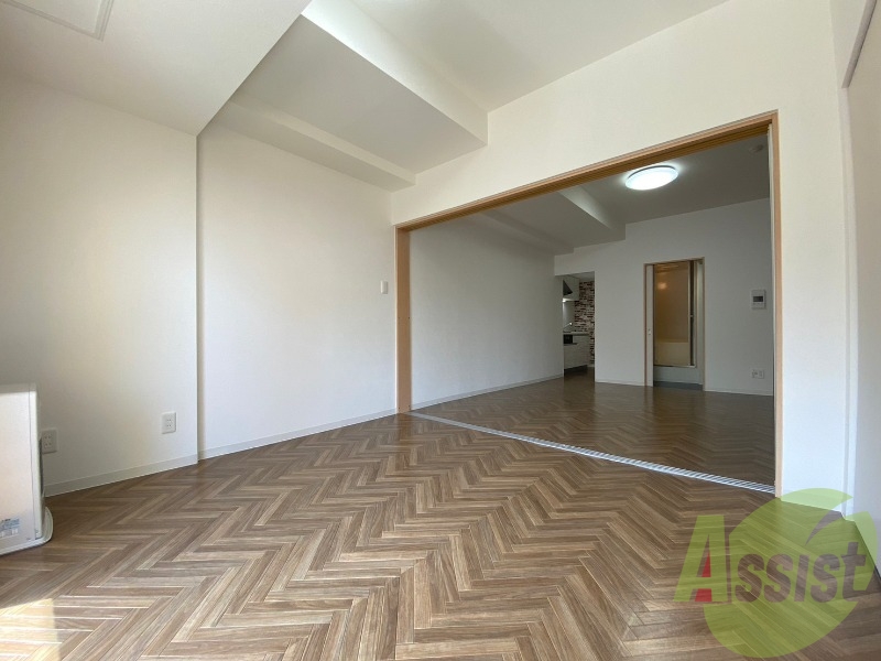 木目のフローリングは落ち着きのある印象のお部屋になりますね。 木目のフローリングは落ち着きのある印象のお部屋になりますね。