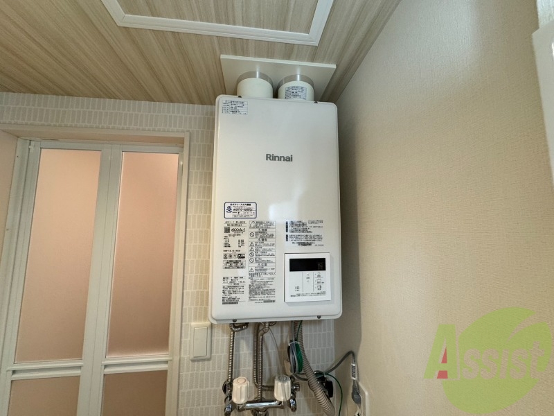 給湯器です。操作しやすいパネルになってます。 給湯器です。操作しやすいパネルになってます。