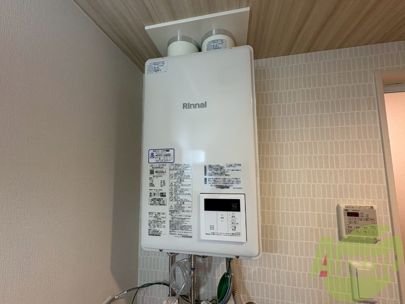 給湯器です。操作しやすいパネルになってます。 給湯器です。操作しやすいパネルになってます。