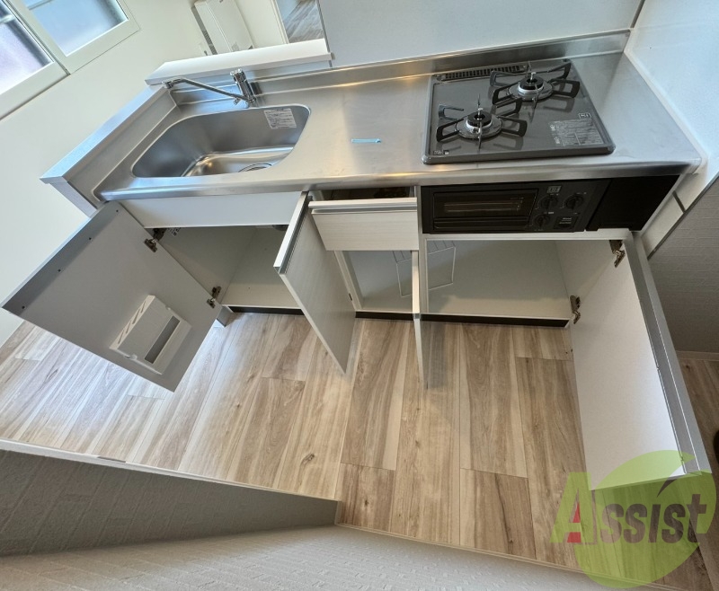 キッチン下の棚を開けてみました!食品ストック等をしまえます。 キッチン下の棚を開けてみました!食品ストック等をしまえます。