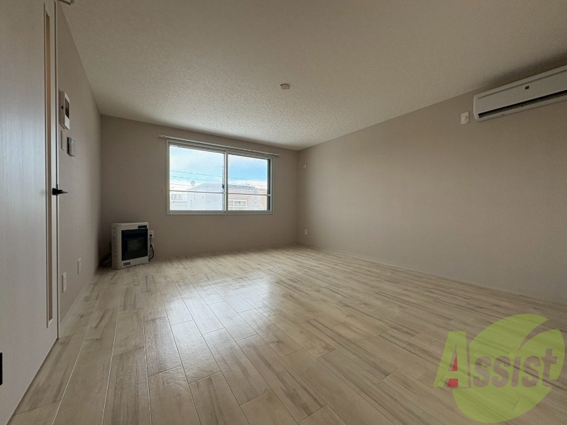 木目のフローリングは落ち着きのある印象のお部屋になりますね。 木目のフローリングは落ち着きのある印象のお部屋になりますね。