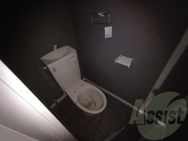 トイレです。タオル掛けもついて便利ですね。 トイレです。タオル掛けもついて便利ですね。