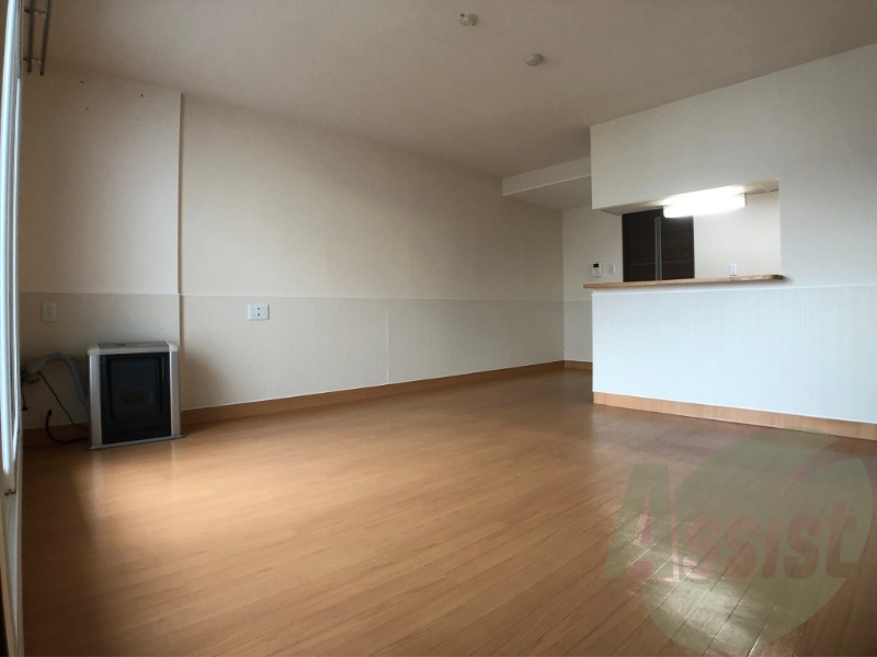 寝室はこちらです。光が差し込む、温かみのあるお部屋です。 寝室はこちらです。光が差し込む、温かみのあるお部屋です。