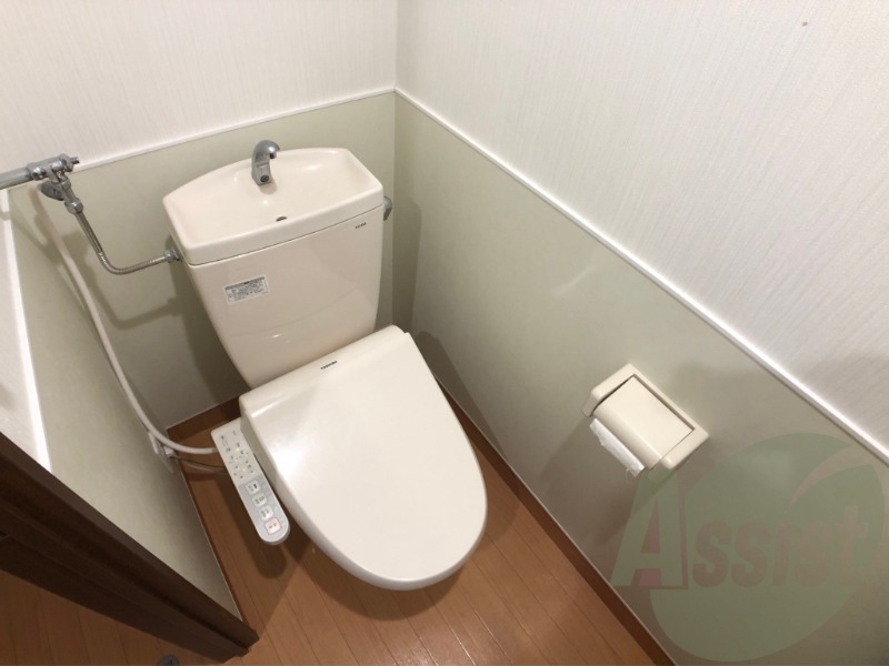 ウォシュレット機能がついたトイレ。安心して使用できますね。 ウォシュレット機能がついたトイレ。安心して使用できますね。