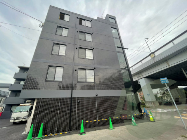 メニーズコート新道東タワーの外観