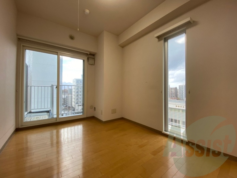 寝室はこちらです。光が差し込む、温かみのあるお部屋です。 寝室はこちらです。光が差し込む、温かみのあるお部屋です。