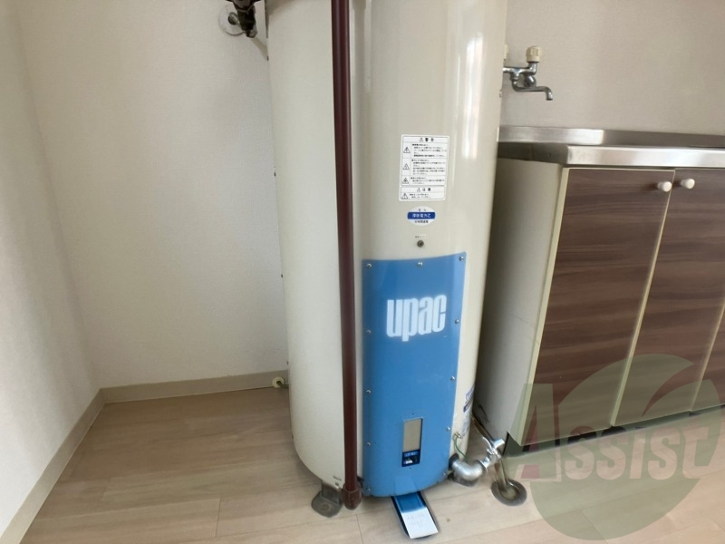 電気温水器です。オール電化でお得で安心ですね。 電気温水器です。オール電化でお得で安心ですね。
