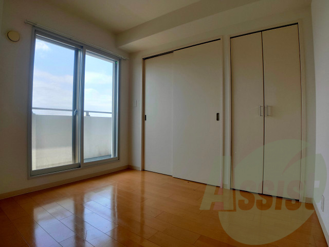 こちらは5帖の寝室です。シンプルで落ち着きのあるお部屋です。 こちらは5帖の寝室です。シンプルで落ち着きのあるお部屋です。