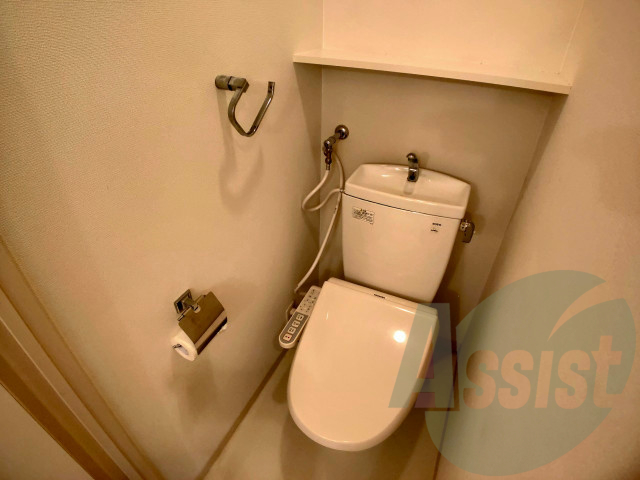 ウォシュレット機能がついたトイレです。安心して使用できますね ウォシュレット機能がついたトイレです。安心して使用できますね