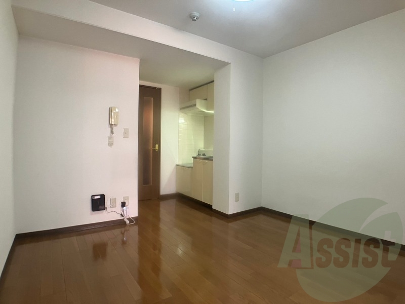木目のフローリングは落ち着きのある印象のお部屋になりますね。 木目のフローリングは落ち着きのある印象のお部屋になりますね。