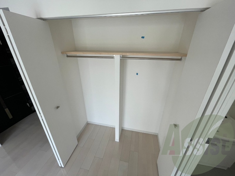 クローゼットを開けてみました。奥行きがありますね。 クローゼットを開けてみました。奥行きがありますね。