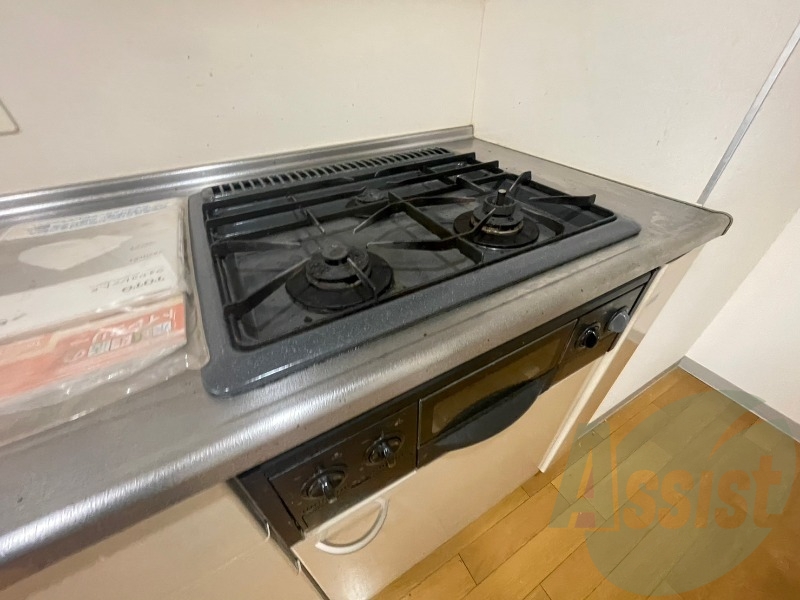 システムキッチン完備で3口ついているので料理もできます! システムキッチン完備で3口ついているので料理もできます!