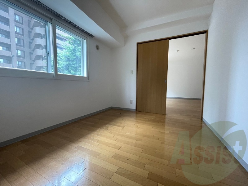 寝室はこちらです。光が差し込む、温かみのあるお部屋です。 寝室はこちらです。光が差し込む、温かみのあるお部屋です。