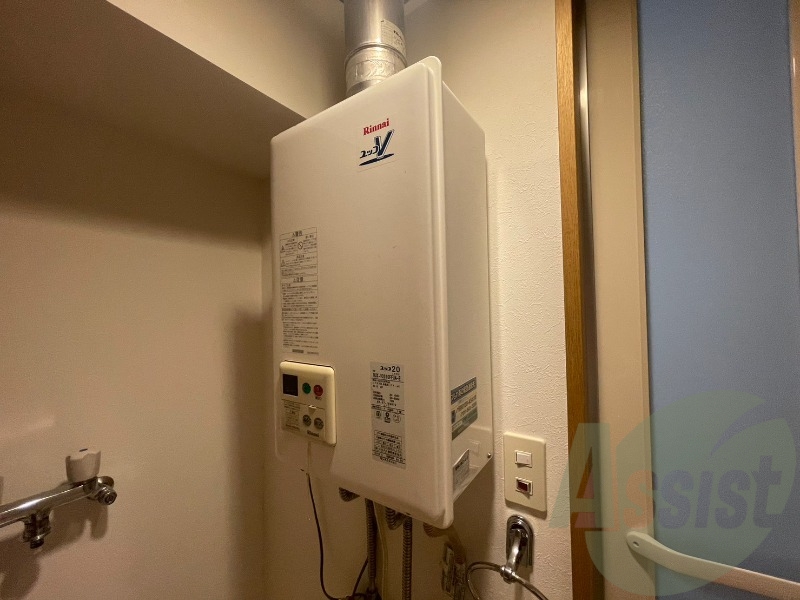 ガス給湯器です。操作しやすいパネルになってます。 ガス給湯器です。操作しやすいパネルになってます。