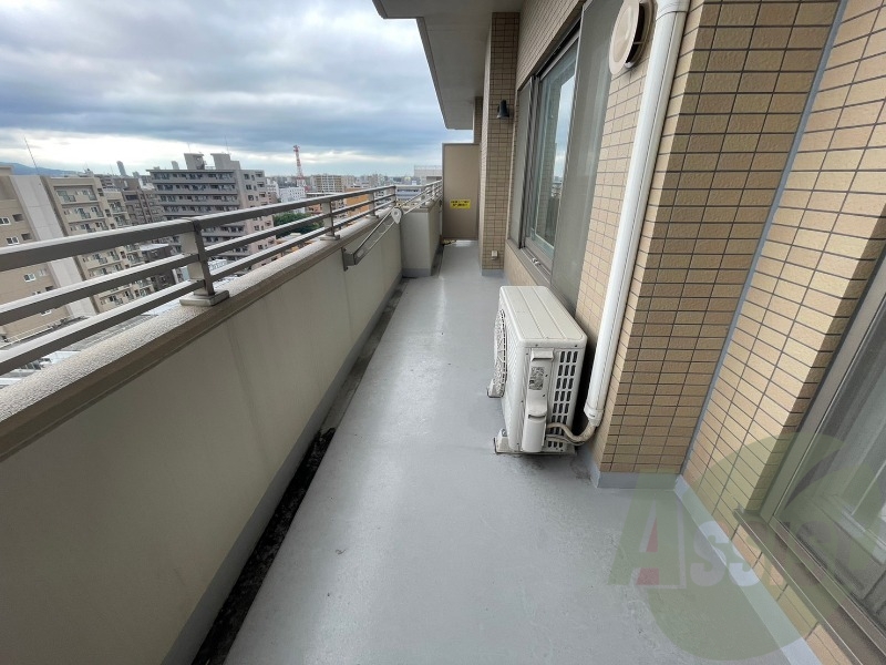 バルコニーです。洗濯物を干したり一息ついたりできますね! バルコニーです。洗濯物を干したり一息ついたりできますね!