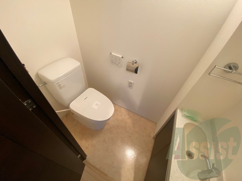 ウォシュレット機能がついたトイレ。安心して使用できますね。 ウォシュレット機能がついたトイレ。安心して使用できますね。