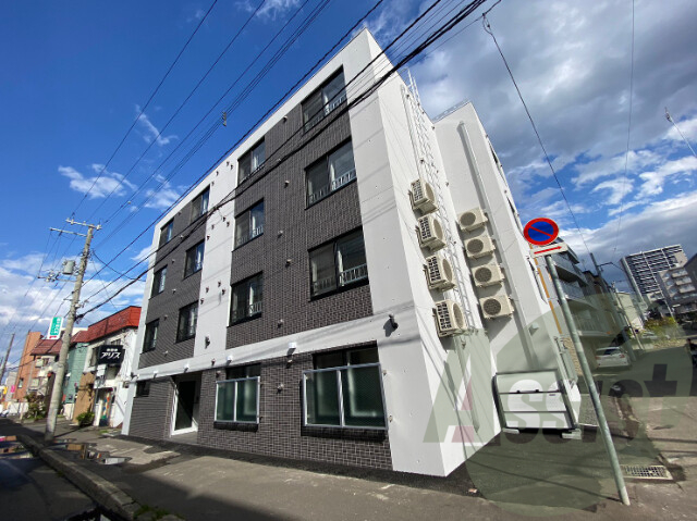 メトロ南平岸駅前