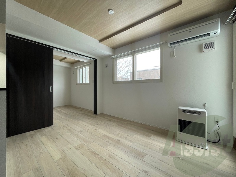 木目のフローリングは落ち着きのある印象のお部屋になりますね。 木目のフローリングは落ち着きのある印象のお部屋になりますね。